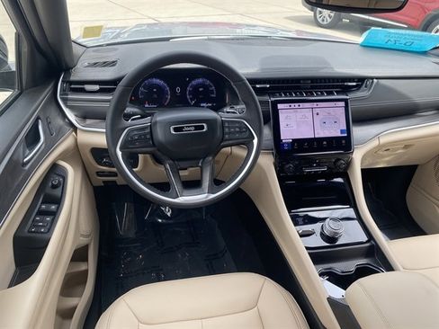 Used 2024 Jeep Grand Cherokee Limited AWD/4WD image 17