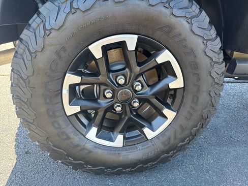 Used 2025 Jeep Wrangler Unlimited Rubicon AWD/4WD image 9