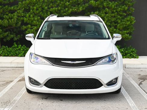 Used 2020 Chrysler Pacifica Limited image 2