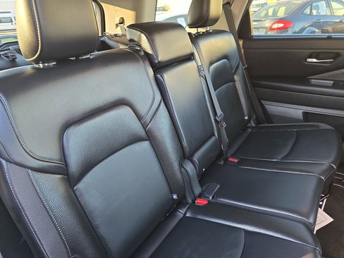 Used 2022 Nissan Pathfinder SL w/ SL Black Package image 11