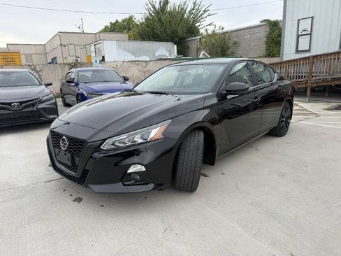 Used 2022 Nissan Altima 2.5 SR w/ Midnight Edition Package FWD image 1