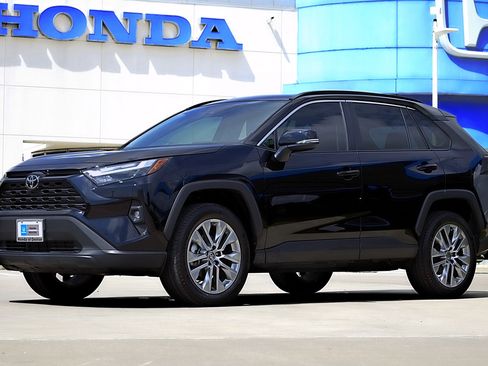 Used 2025 Toyota RAV4 XLE Premium FWD image 1