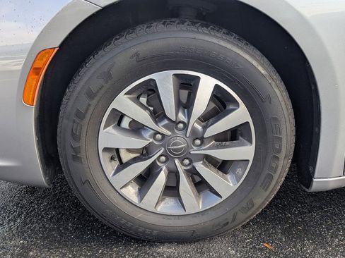 Used 2021 Chrysler Pacifica Touring-L image 13