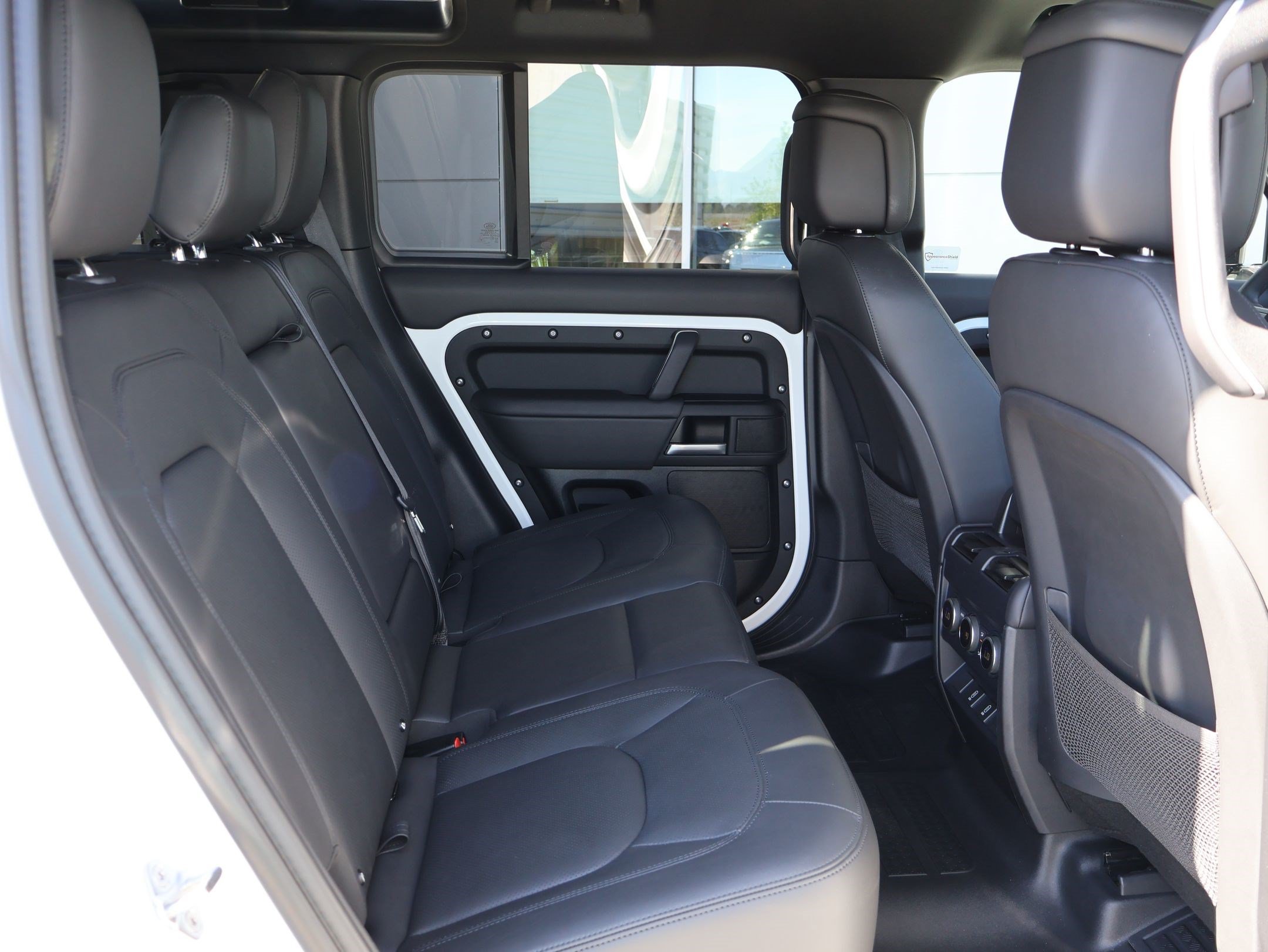Used 2026 Land Rover Defender 110 X-Dynamic SE AWD/4WD image 32