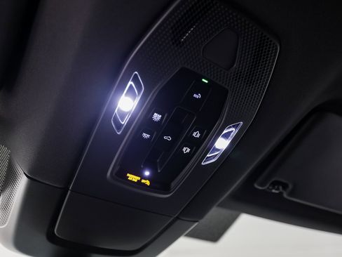 New 2025 Porsche Macan Electric image 21