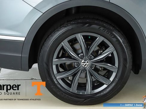 Used 2024 Volkswagen Tiguan SE w/ Panoramic Sunroof Package FWD image 13