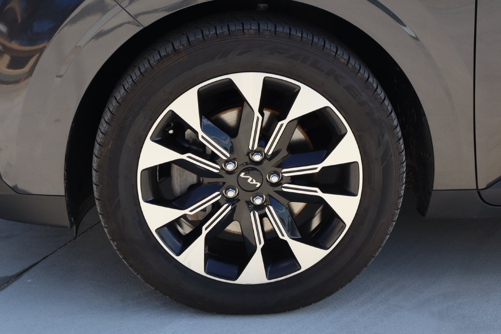 Used 2023 Kia Carnival EX FWD image 31