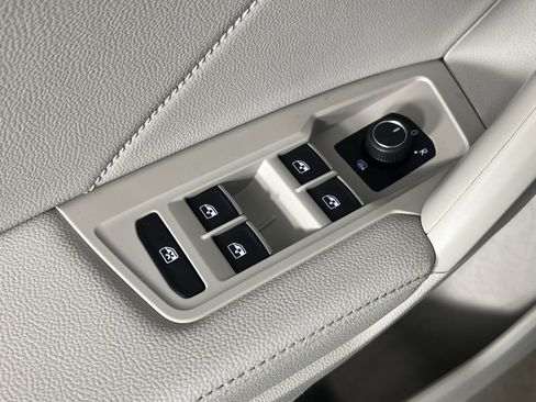 Certified 2022 Volkswagen Tiguan SE w/ Panoramic Sunroof Package image 18