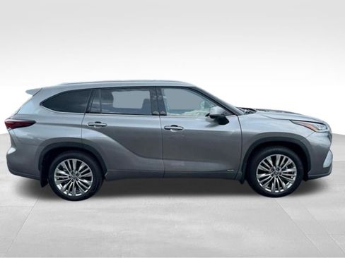 Certified 2026 Toyota Highlander Platinum AWD/4WD image 9