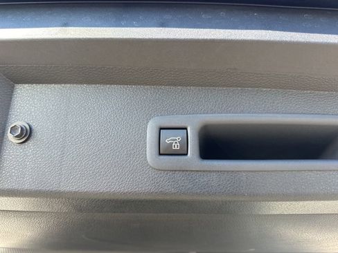 Used 2025 Toyota Sienna Platinum image 31