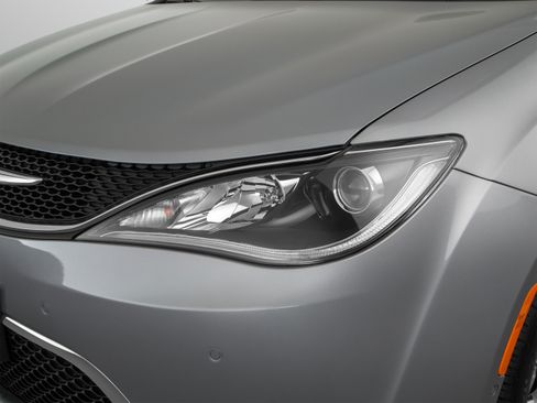 Used 2018 Chrysler Pacifica Limited FWD image 57
