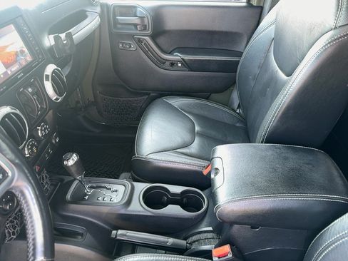 Used 2015 Jeep Wrangler Unlimited Rubicon AWD/4WD image 11