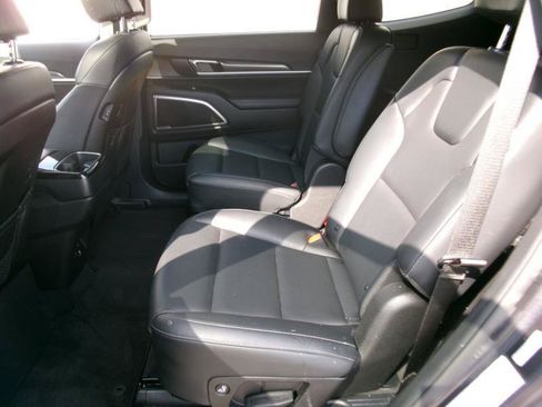 Used 2025 Kia Telluride S FWD image 10