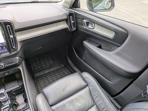 Certified 2023 Volvo XC40 B5 Ultimate w/ Climate Package AWD/4WD image 17