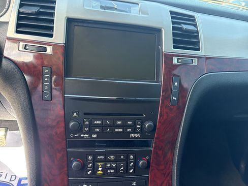 Used 2011 Cadillac Escalade Premium image 14