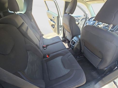 Used 2019 Jeep Cherokee Latitude w/ Cold Weather Group FWD image 17