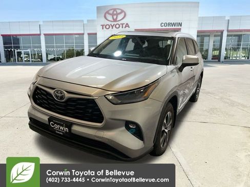 Used 2023 Toyota Highlander XLE image 4