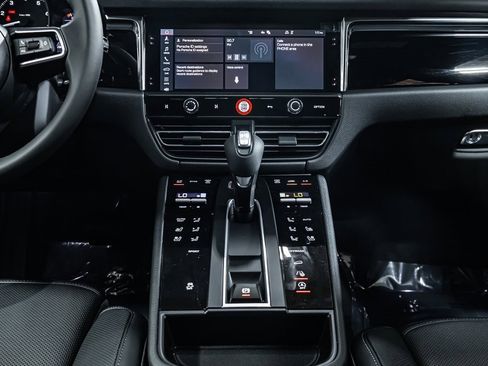 Certified 2025 Porsche Macan image 17