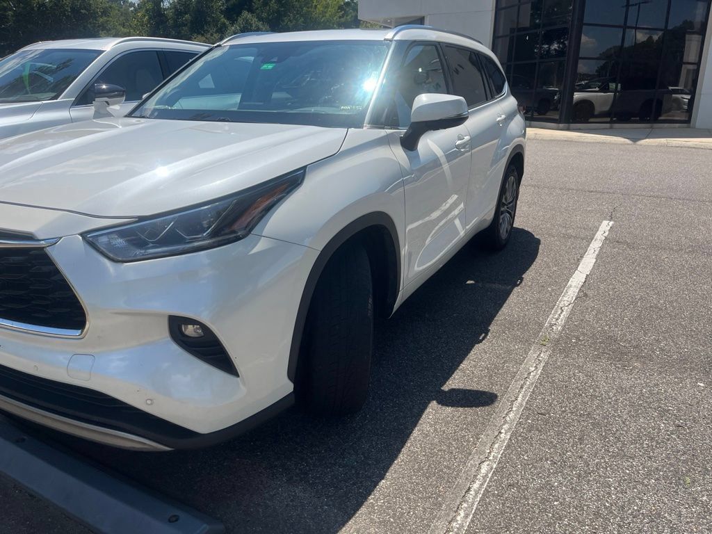 Used 2021 Toyota Highlander Platinum FWD image 3