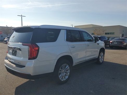 Used 2021 GMC Yukon SLT w/ SLT Luxury Package image 4