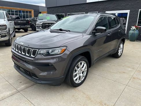 Used 2023 Jeep Compass Latitude AWD/4WD image 3