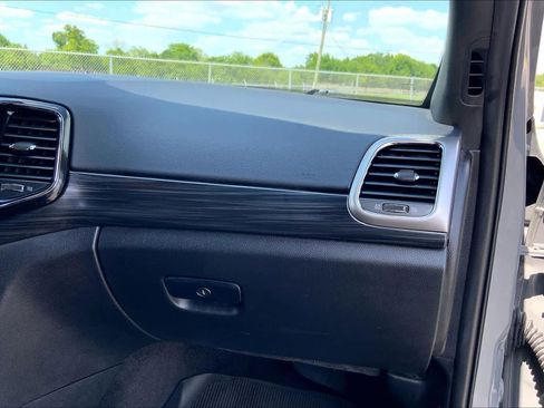 Used 2022 Jeep Grand Cherokee Laredo X AWD/4WD image 18