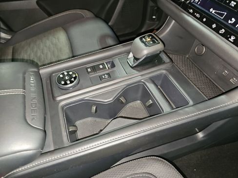 Used 2023 Nissan Pathfinder S image 19