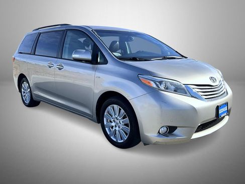 Used 2017 Toyota Sienna Limited image 3