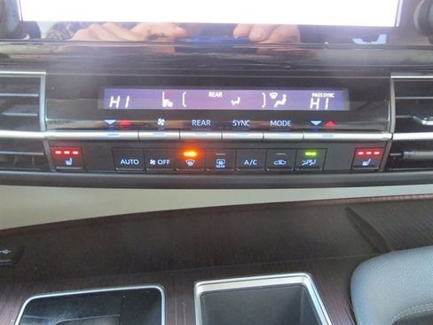 Used 2023 Toyota Sienna XLE image 30