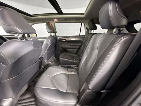 Used 2022 Toyota Highlander Platinum FWD image 32