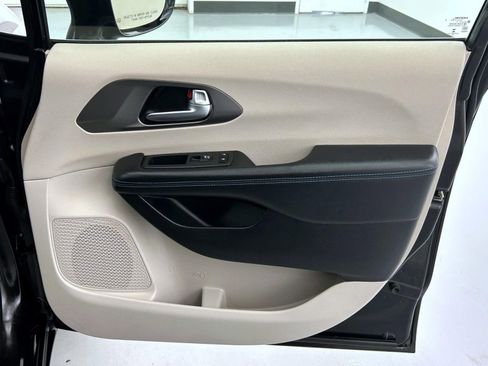Used 2021 Chrysler Pacifica Touring-L image 16