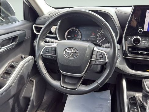 Used 2023 Toyota Highlander XLE AWD/4WD image 16