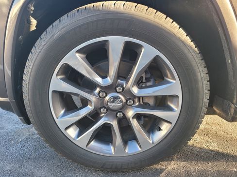 Used 2018 Jeep Grand Cherokee Overland AWD/4WD image 8