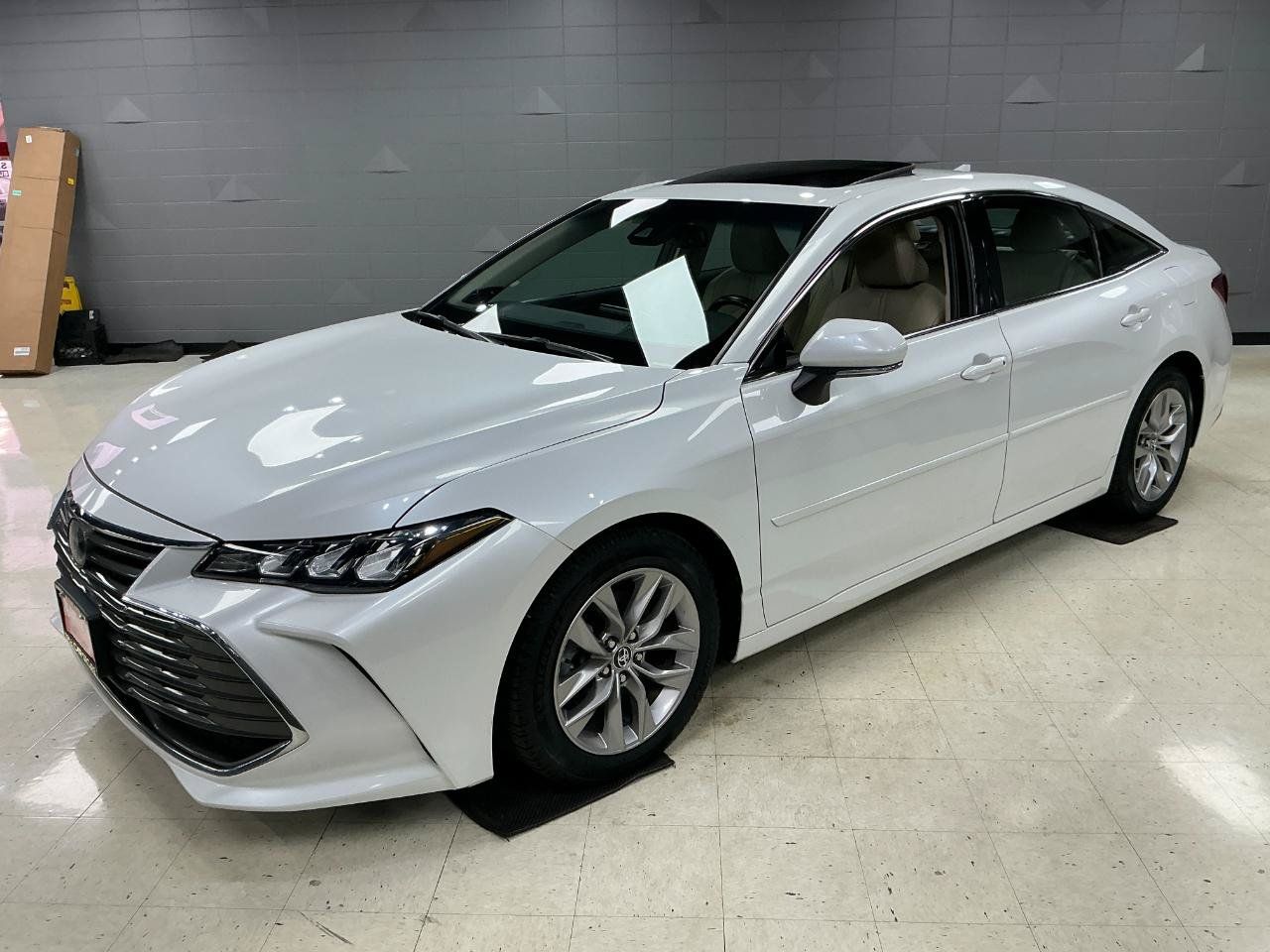 Used 2019 Toyota Avalon XLE w/ Moonroof Package FWD image 5