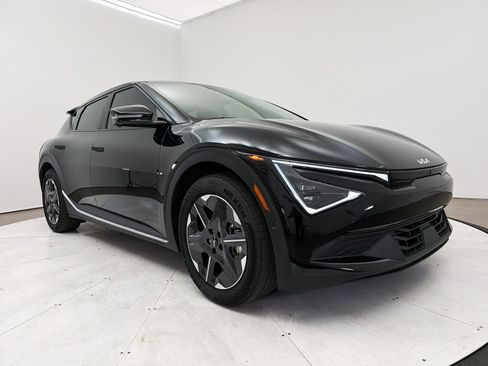 Used 2025 Kia EV6 Light w/ Light LR Technology Package RWD image 11