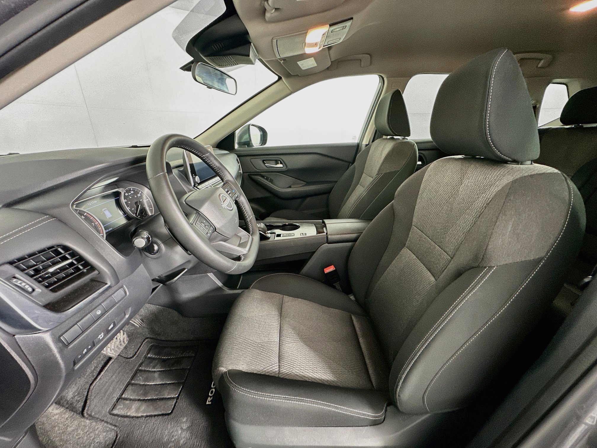 Used 2026 Nissan Rogue SV FWD image 13