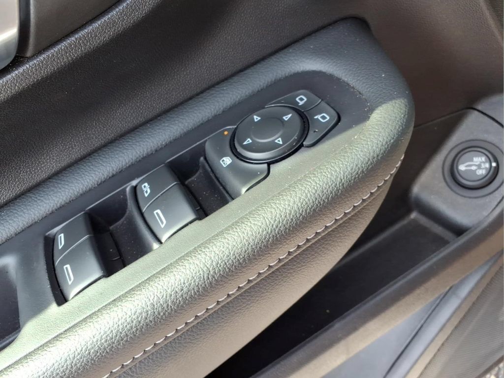 Used 2024 GMC Terrain SLE w/ Driver Convenience Package FWD image 17