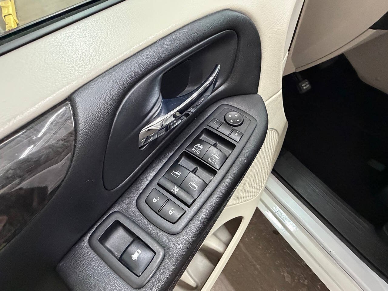Used 2014 Dodge Grand Caravan SXT FWD image 14