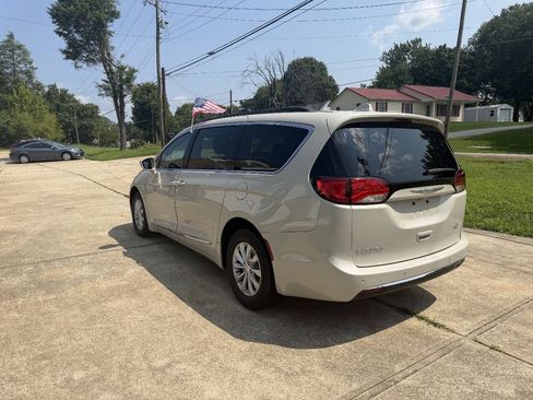 Used 2017 Chrysler Pacifica Touring-L FWD image 5