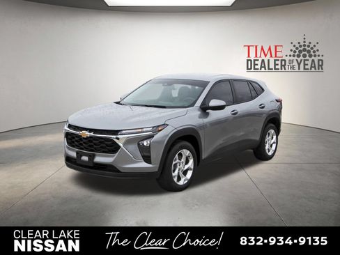 Used 2024 Chevrolet Trax LS w/ LS Convenience Package FWD image 3