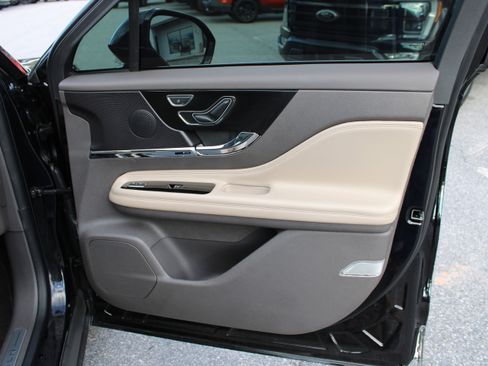 Used 2023 Lincoln Corsair Standard image 16