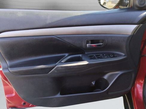 Used 2015 Mitsubishi Outlander SE image 13