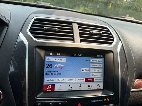 Used 2018 Ford Explorer Platinum AWD/4WD image 10
