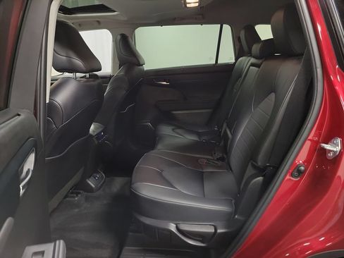 Used 2022 Toyota Highlander XLE AWD/4WD image 25