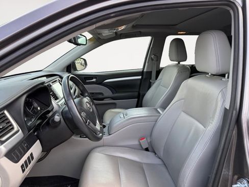 Used 2015 Toyota Highlander XLE AWD/4WD image 12