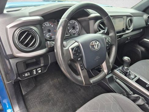 Used 2017 Toyota Tacoma TRD Off-Road w/ Premium & Technology Package AWD/4WD image 10