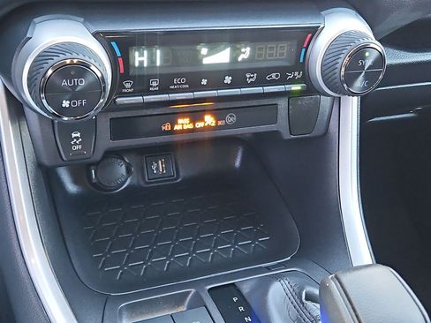 Used 2025 Toyota RAV4 XLE image 28