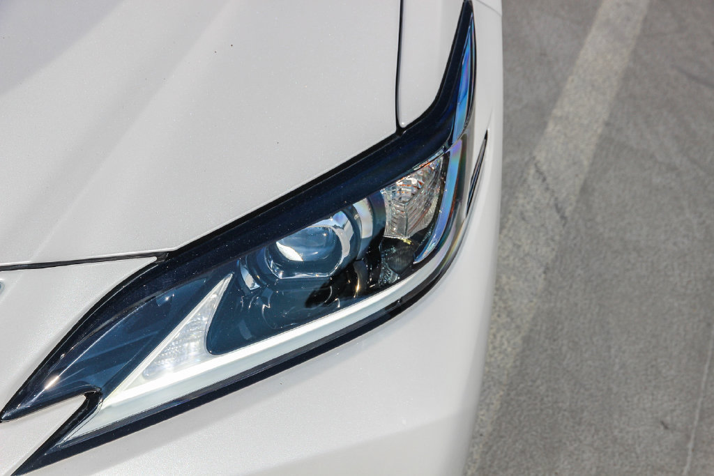 Certified 2025 Lexus ES 300h w/ Premium Package FWD image 9