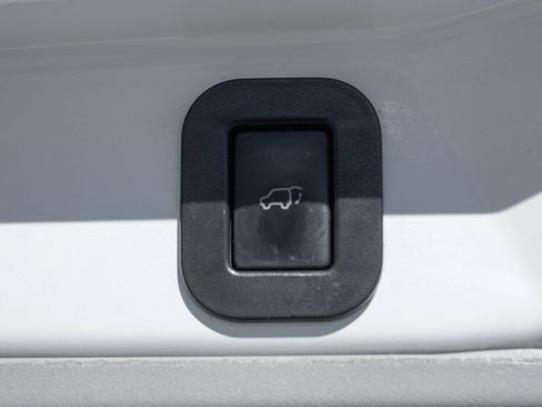 Used 2016 Toyota Sienna SE image 12