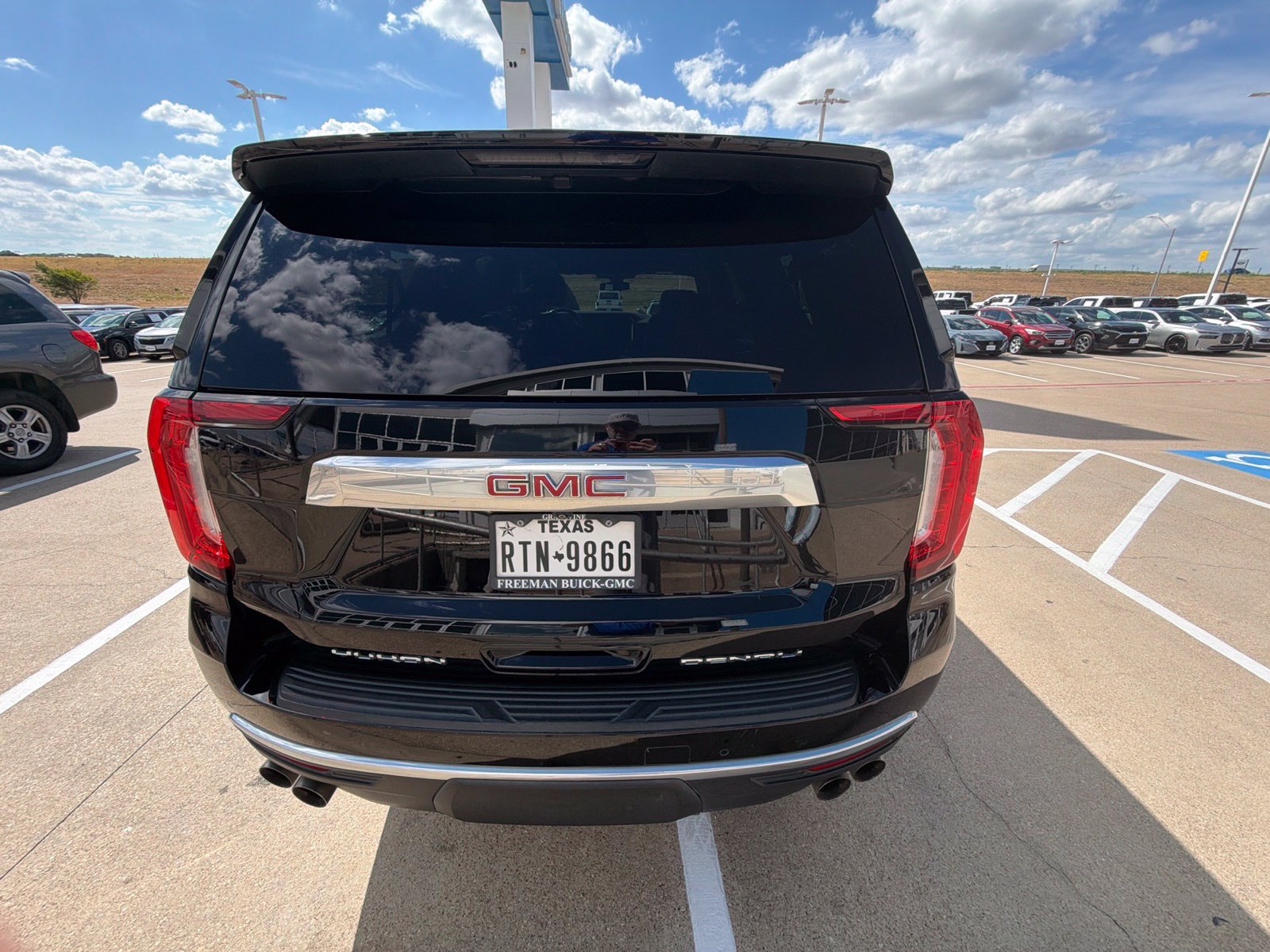Used 2022 GMC Yukon XL Denali AWD/4WD image 14